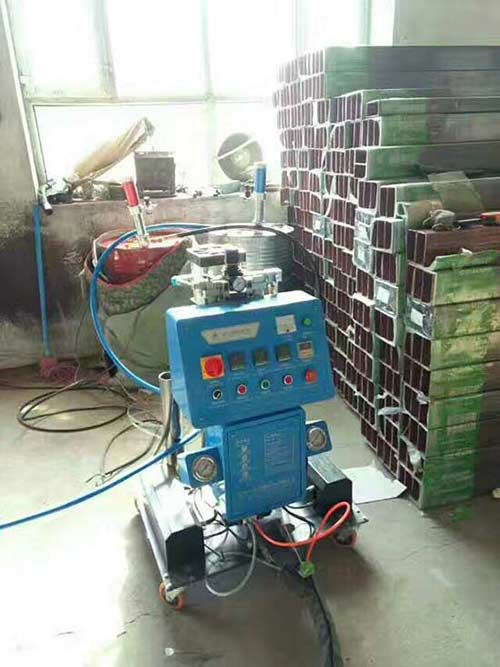 邯鄲聚氨酯發泡機 哪里有賣價格優惠的廠家?(圖1) 高壓聚氨酯發泡機施工案例
