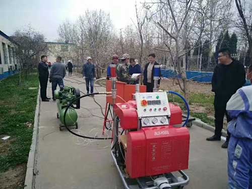 江蘇省聚脲噴涂機水池防腐防水改造(圖4) 江蘇省客戶水池聚脲噴涂機防水現場施工拍攝