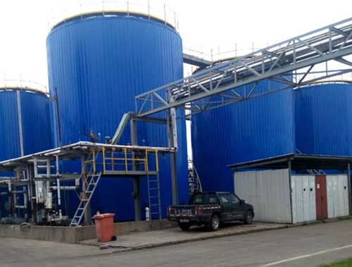 儲罐防腐聚脲噴涂 對噴涂機(jī)有什么特別要求?(圖1) 儲罐防腐聚脲噴涂施工現(xiàn)場